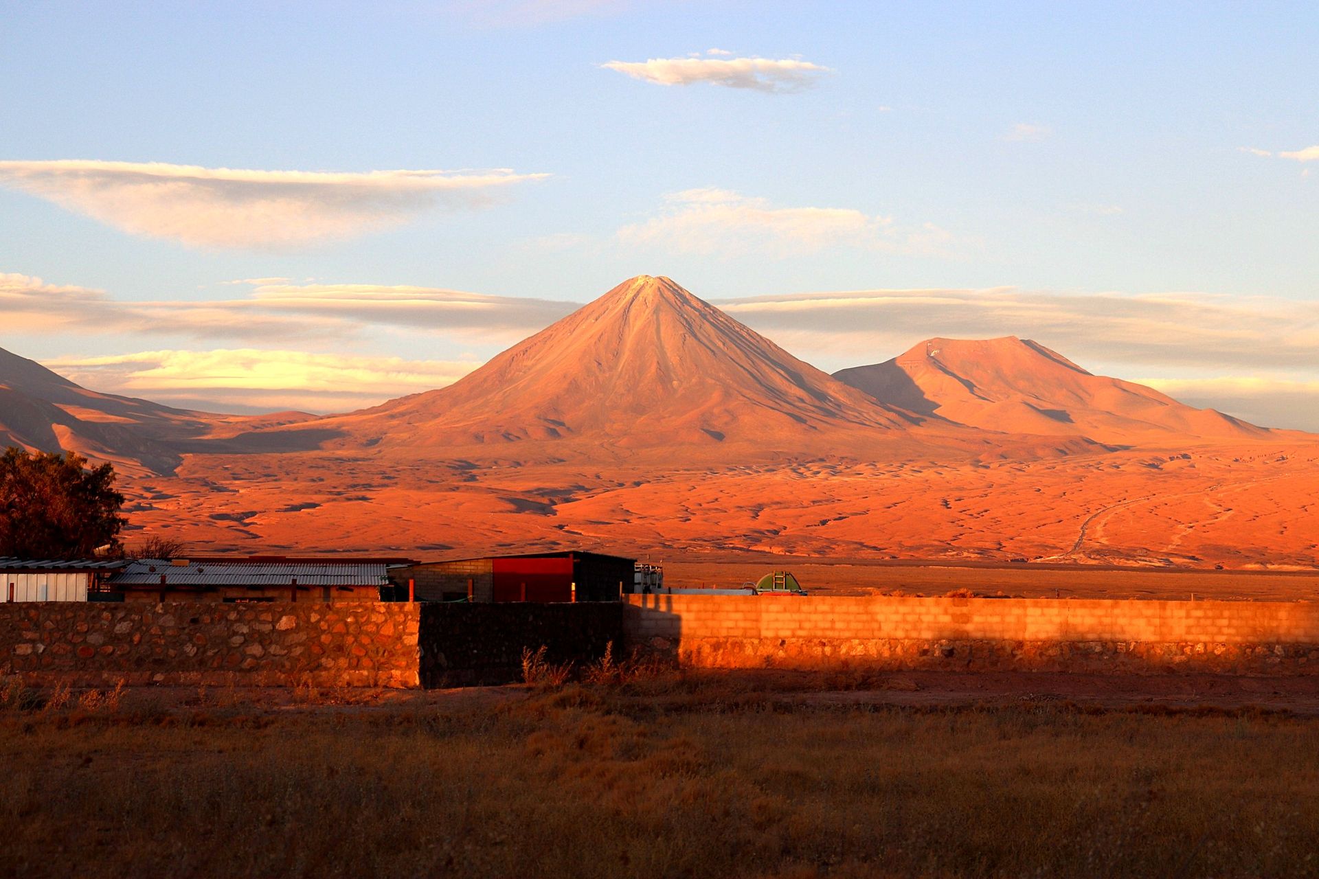 El Toconar al atardecer, con los volcanes de fondo