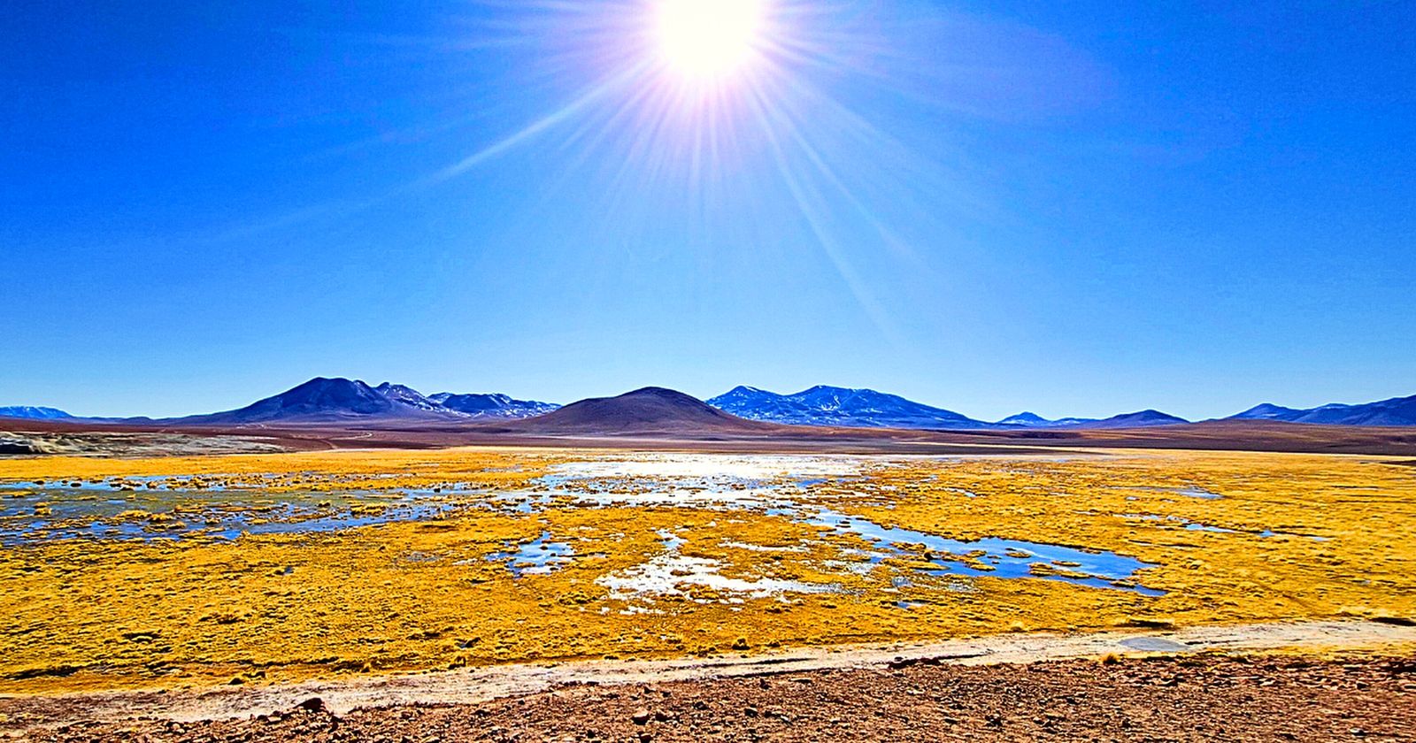 Laguna altiplánica rodeada de cerros volcánicos